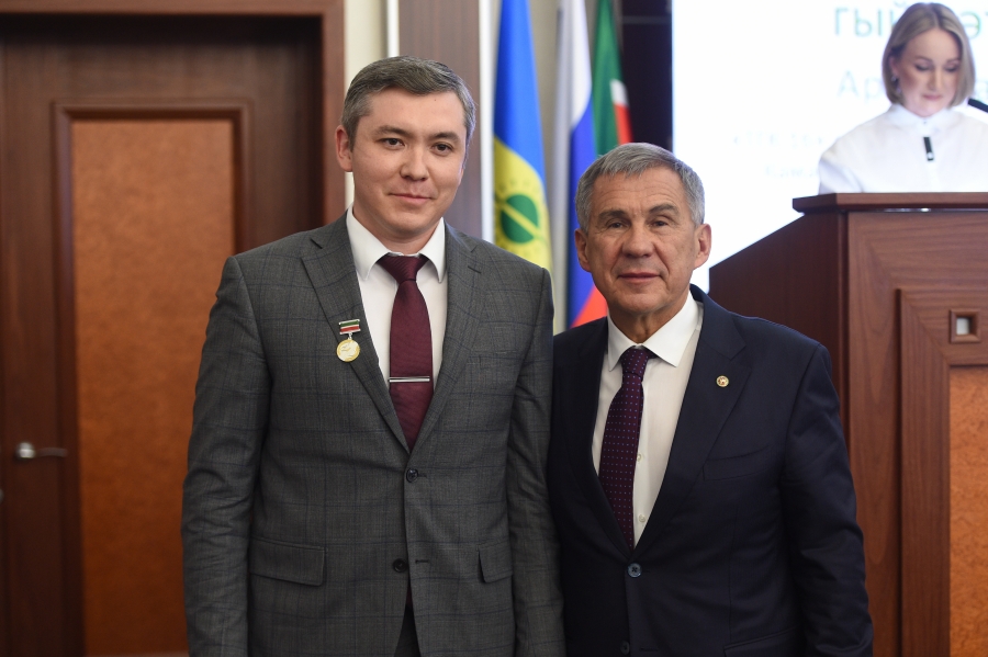 Президент Татарстана вручил награду главному инженеру Нижнекамской ТЭЦ-1 Артуру Гиззатуллину